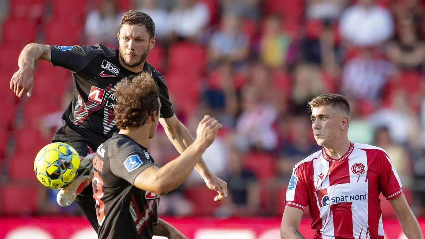 FC Midtjyllands Henrik Dalsgaard (til venstre) fik en hård behandling fra AaBs fans.