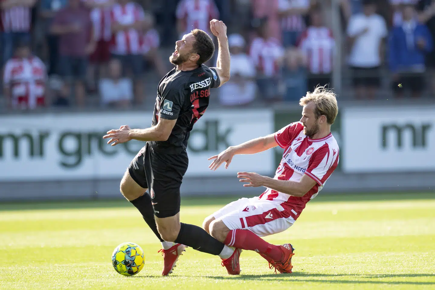Den tidligere AaB-spiller Henrik Dalsgaard fik en hård medfart på sin gamle hjemmebane, da han var på besøg med FC Midtjylland.