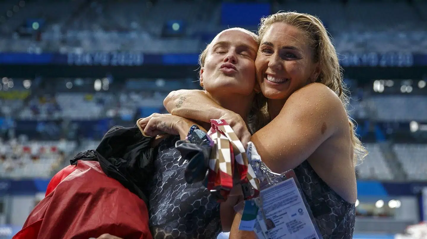 Signe Bro og Jeanette Ottesen efter lørdagens 4 x 100 meter fri.