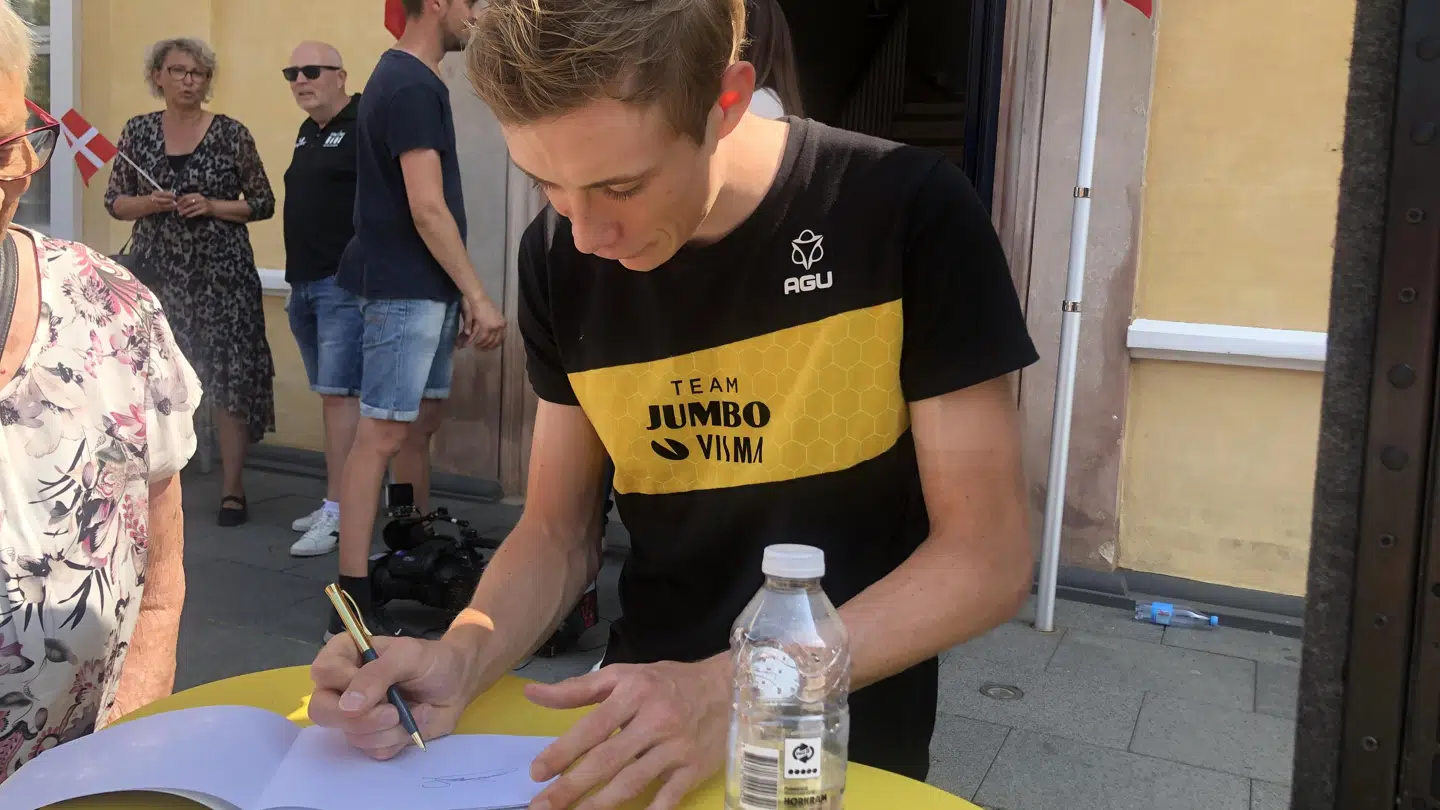 Jonas Vingegaard skriver autografer på Det Gamle Rådhus i Skive.