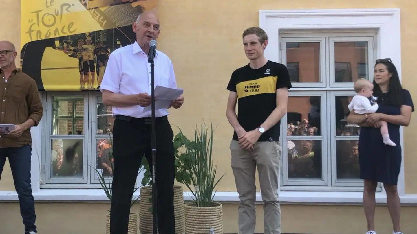 Borgmester i Skrive Kommune, Peder Christian Kirkegaard, hylder Jonas Vingegaard.