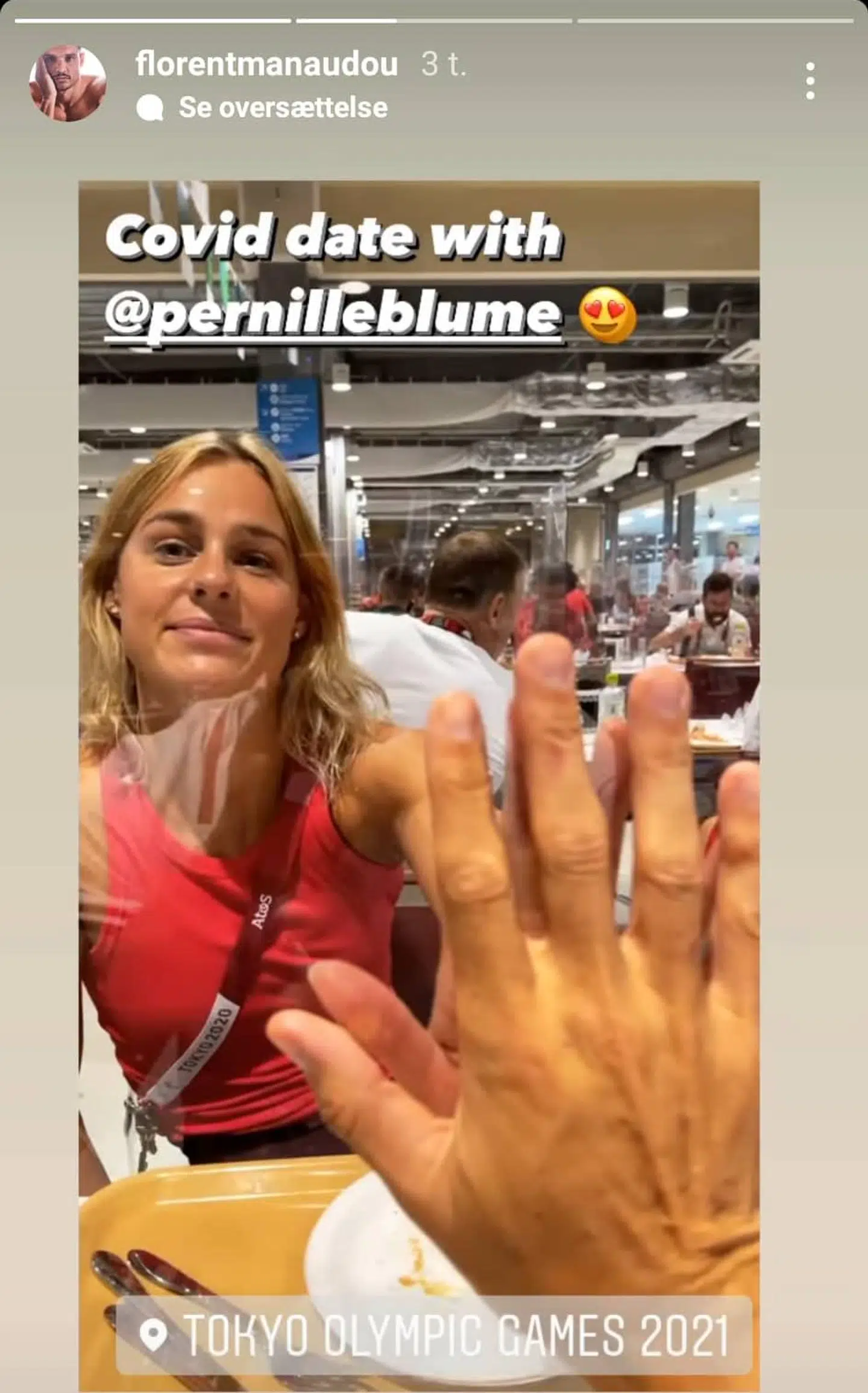 Pernille Blume og kæresten kan godt spise sammen, men de kan dog hverken holde rigtigt i hånd eller sidde helt tæt.