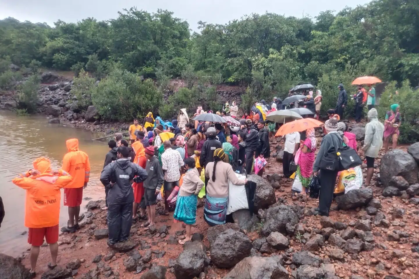 Huse er blevet skyllet væk i forbindelse med oversvømmelser i den indiske delstat Maharashtra. -/Ritzau Scanpix