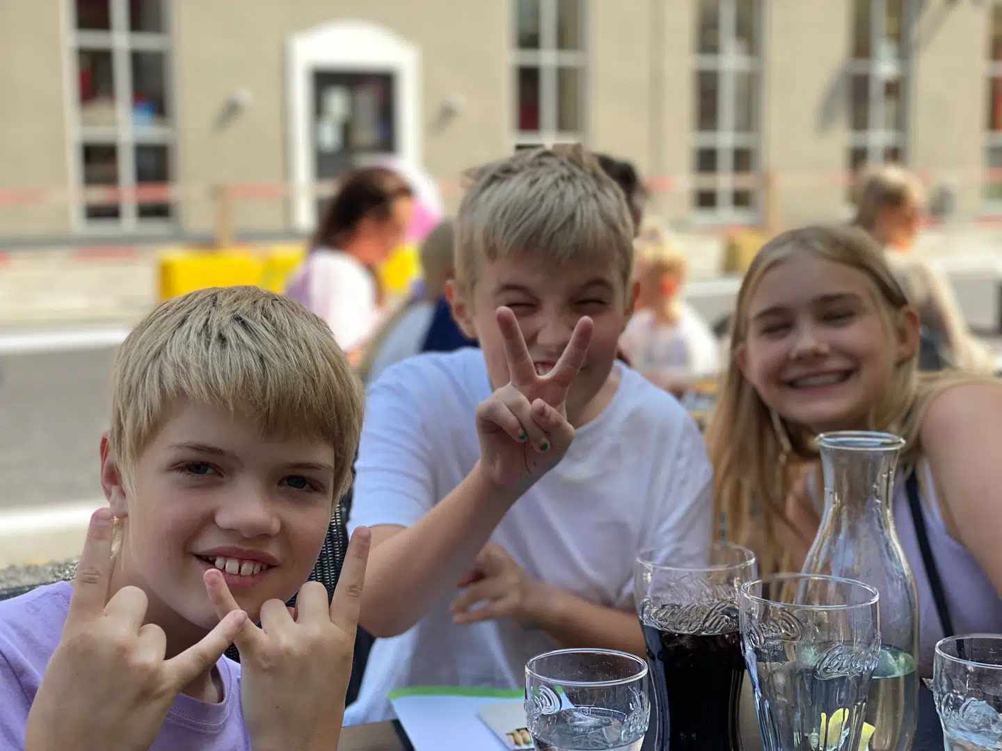 Elias på 11 år (venstre), Casper på 11 år (midten) og Malou på 13 år kort inden, de bliver angrebet af måger. Foto: Privat