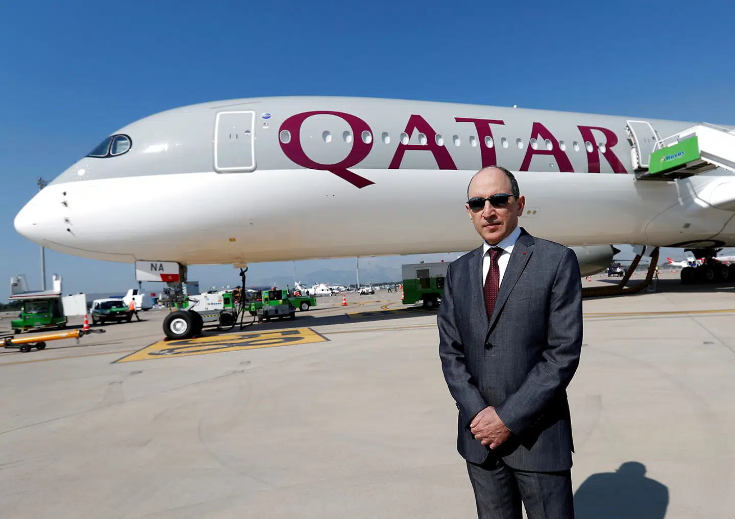 Qatar Airways Chief Executive Officer Akbar al-Baker foran en Airbus A350-1000.
