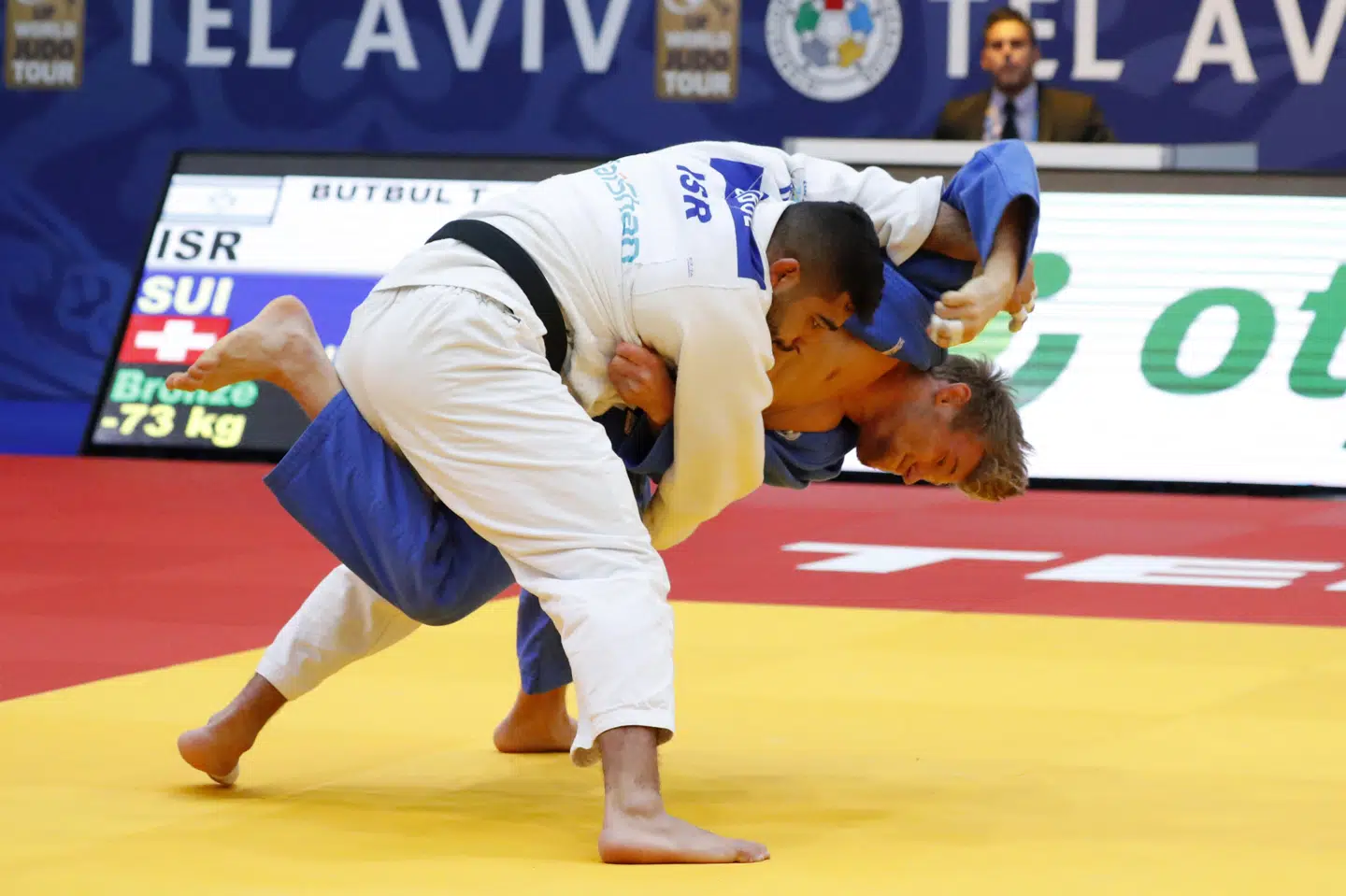 På billedet ses judokæmperen Tohar Butbul (i hvid) fra Israel, som Fethi Nourine fra Algeriet nægter at stille op imod ved OL. Jack Guez/Ritzau Scanpix