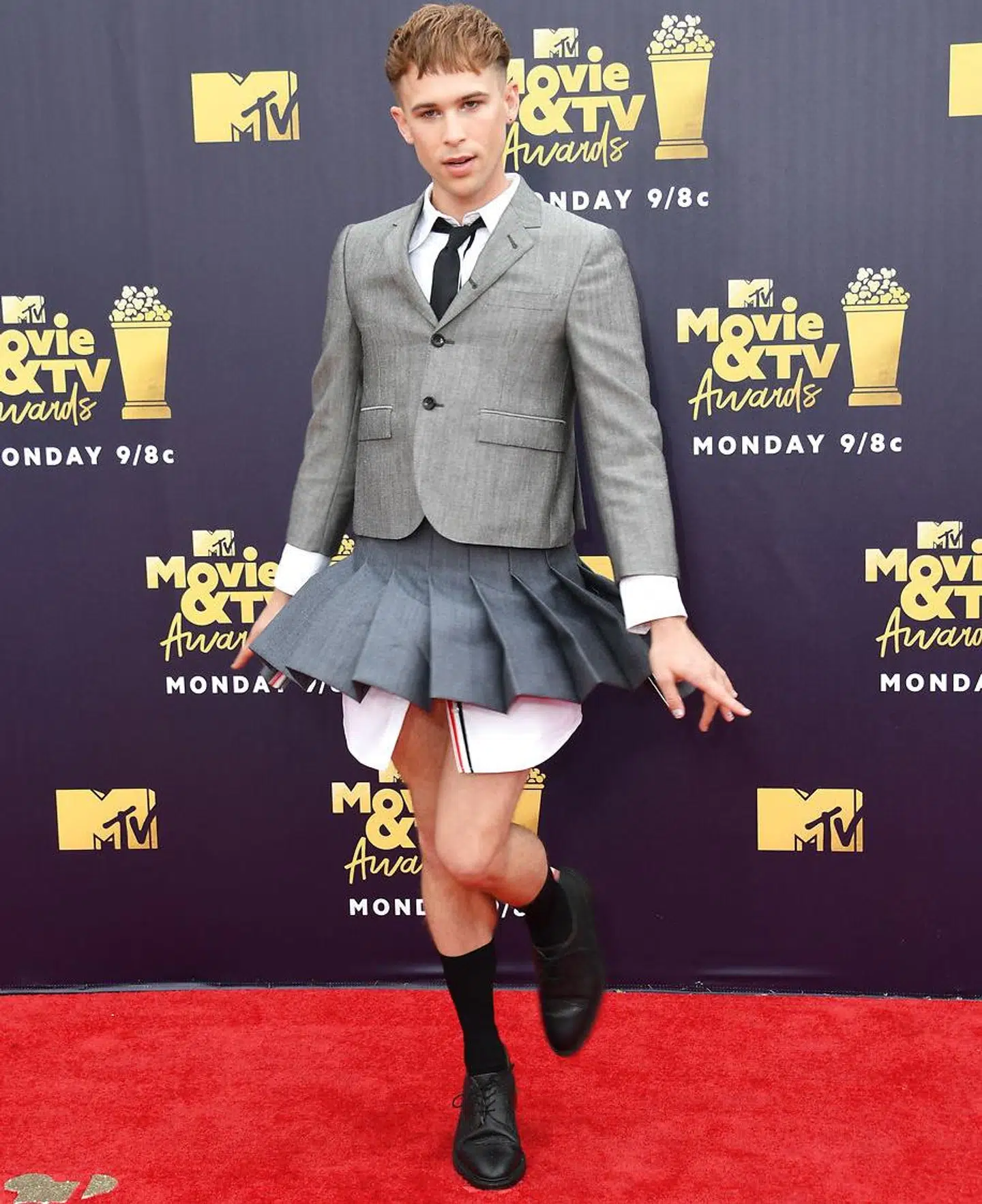 Tommy Dorfman dukkede i 2018 op på den røde løber i nederdel til MTV Movie & TV awards.