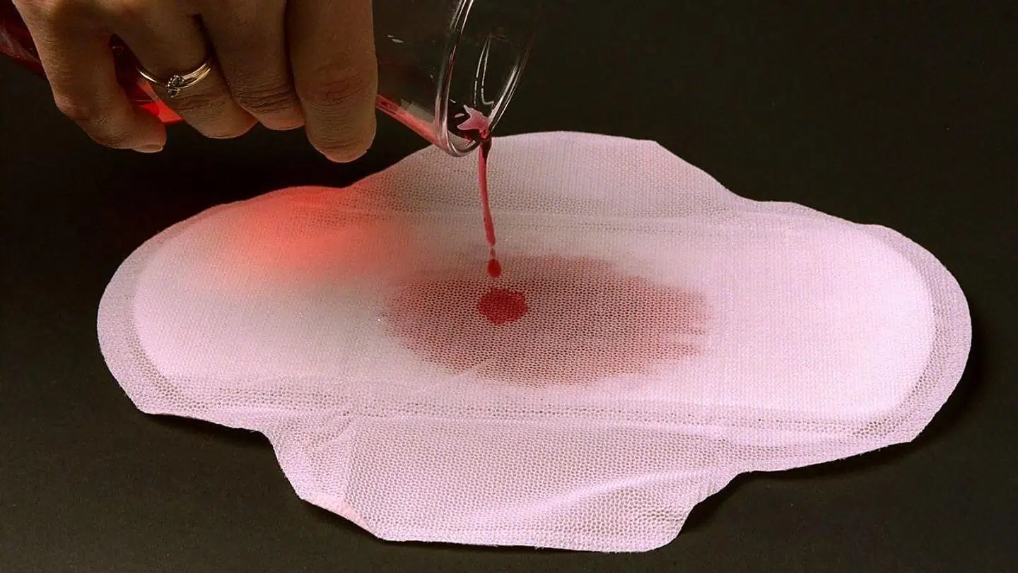 Det er blandt andet til disse hygiejnebind, at Jacob Holm og Sønners fiberdug bliver brugt.