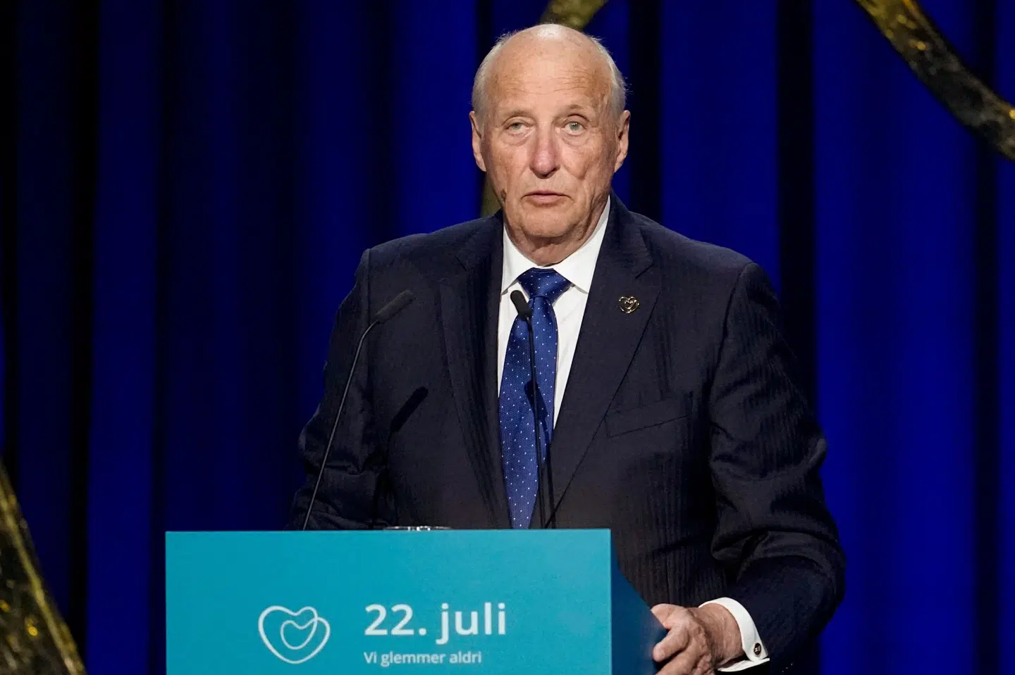 Den 84-årige kong Harald siger fra talerstolen, at Norge ikke har gjort nok for at modarbejde mørke kræfter. Fredrik Hagen/Ritzau Scanpix