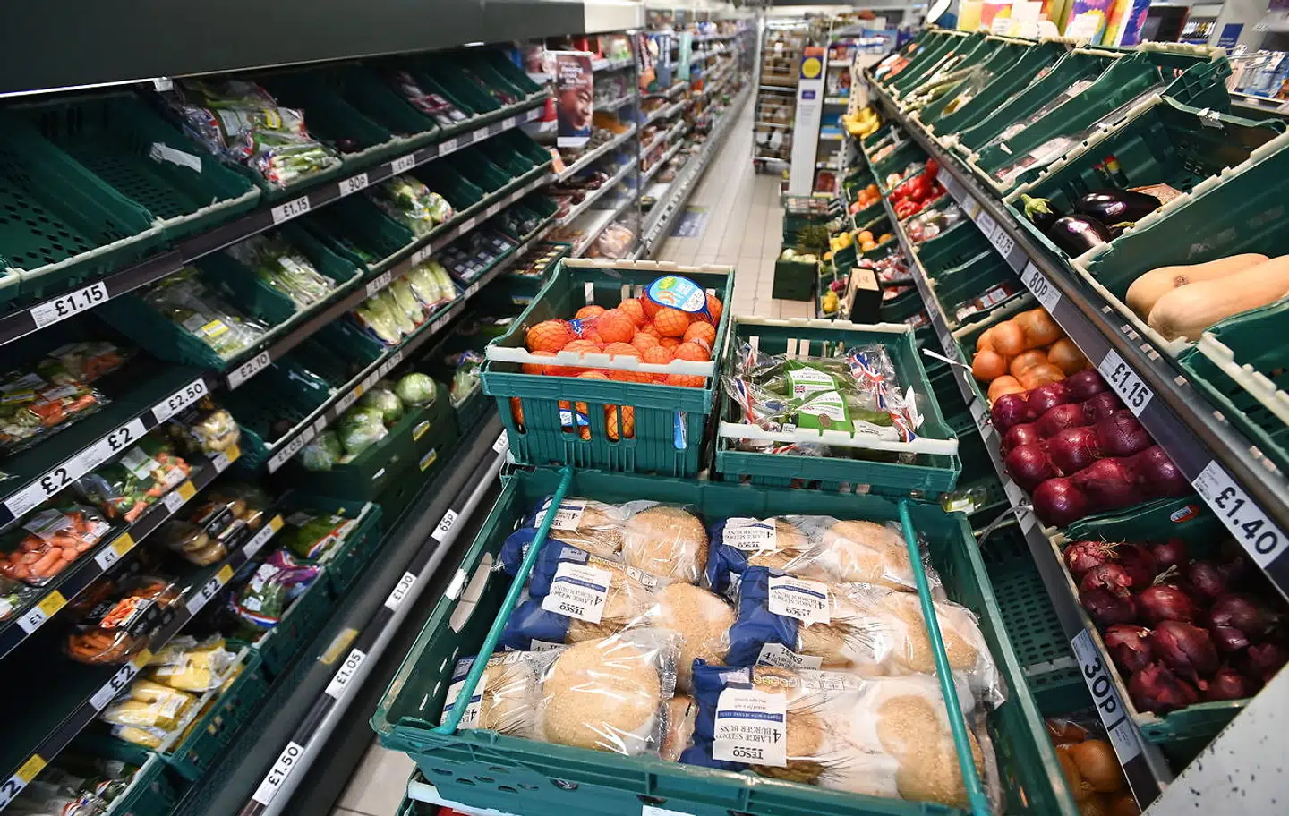 Selv de varer, der faktisk ankommer til supermarkederne bliver ikke altid stillet på hylderne, fordi der mangler arbejdskraft til dette også.