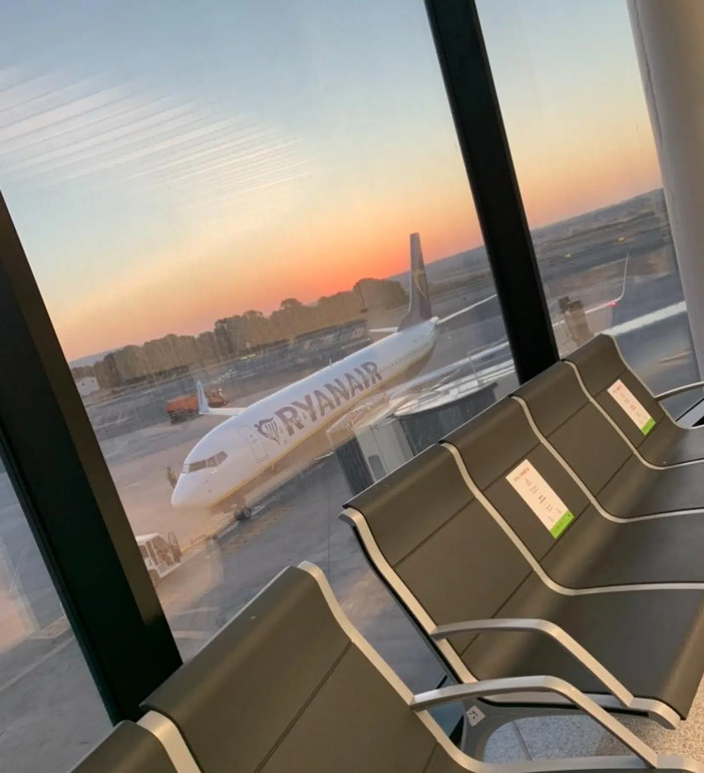 Selvom mange danskere stod ved gaten og kunne se flyet fra Ryanair ud af vinduet, så kom de ikke med ombord.