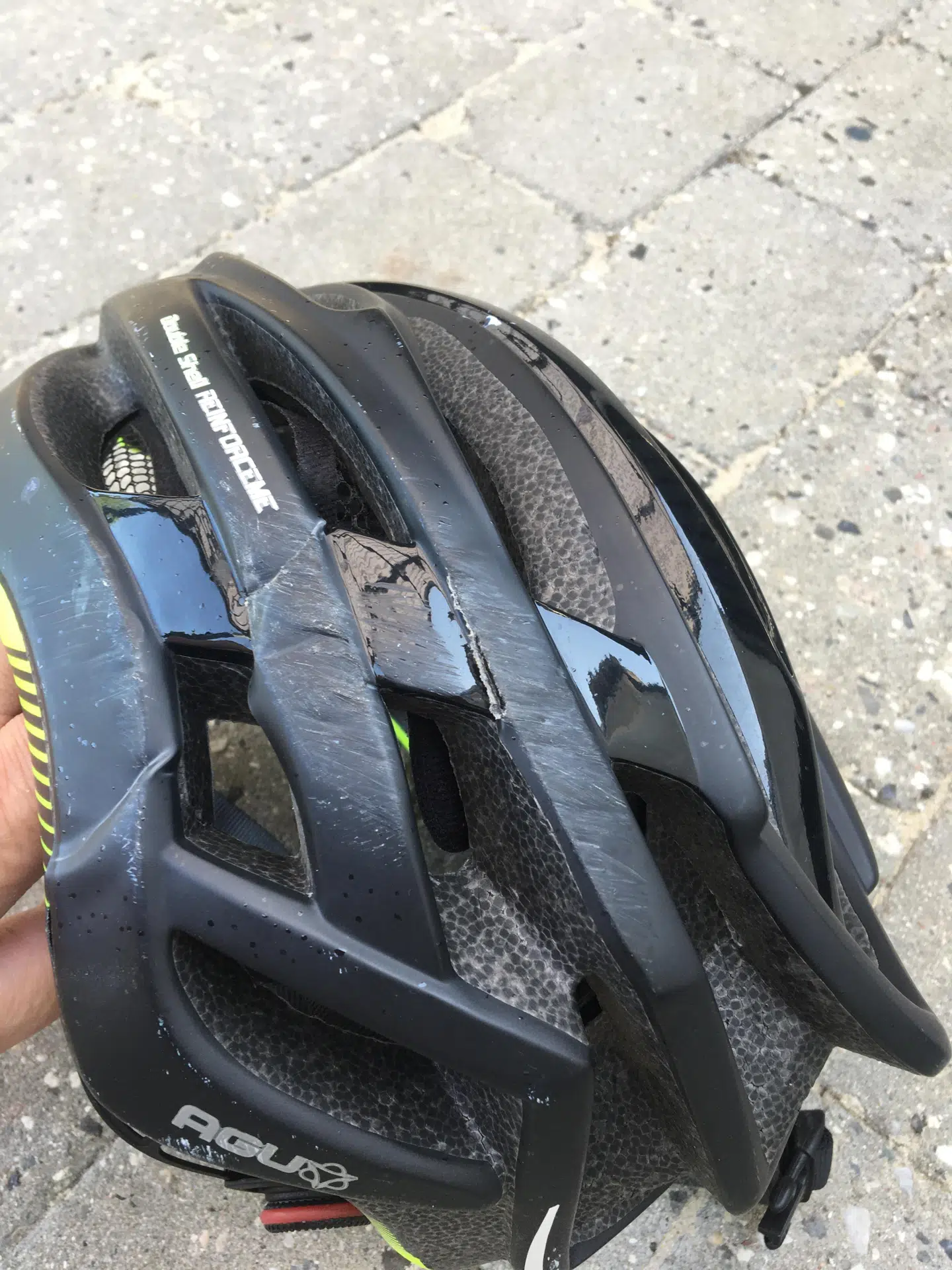 Hvis ikke Thomas havde haft cykelhjelm på, kunne det være gået meget mere galt. Her kan man se, hvordan den har fået et stort slag.