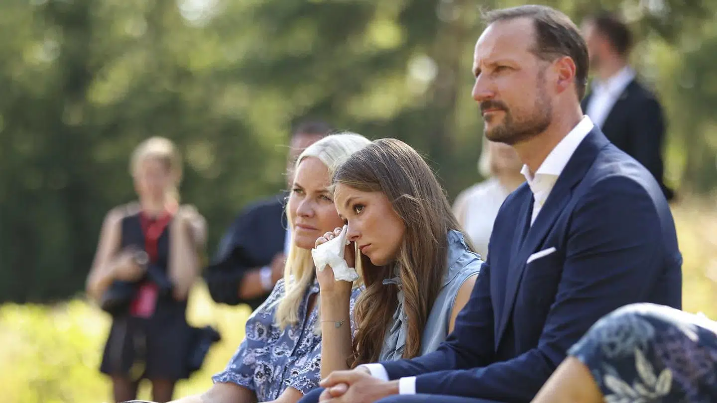 Kronprinsesse Mette Marit, prinsesse Ingrid Alexandre og kronprins Haakon ved mindehøjtideligheden på Utøya 22. juli.