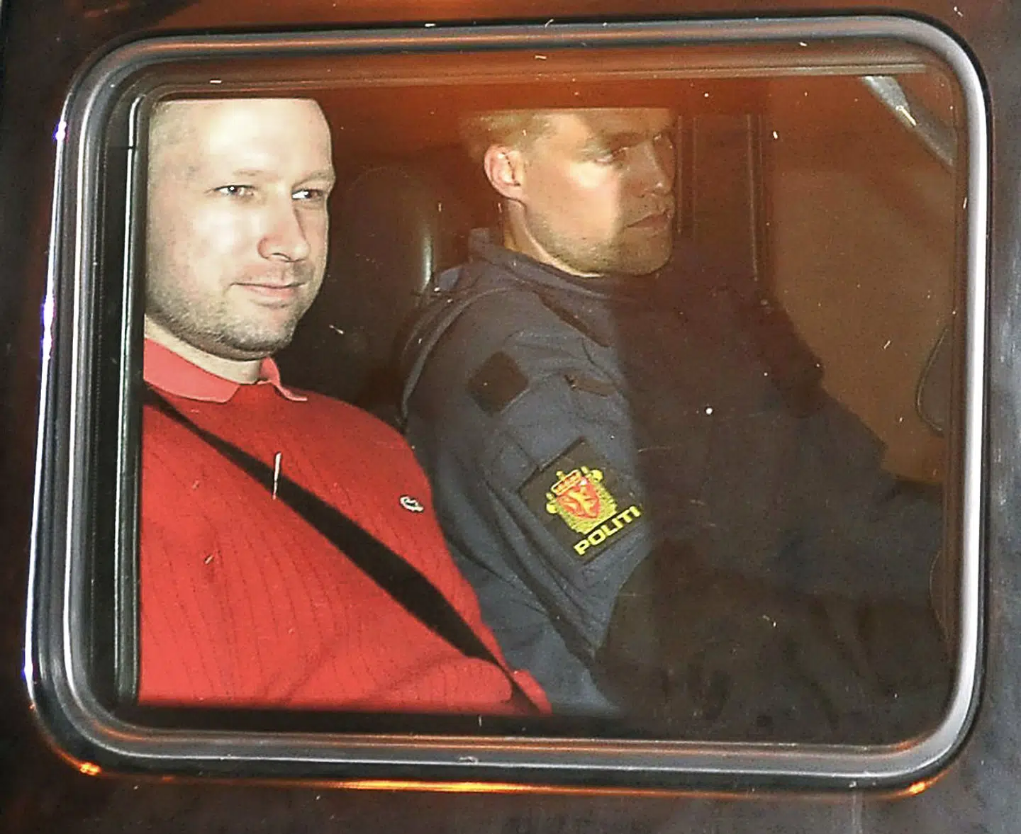 Anders Behring Breivik føres væk fra en retssag 25. juli 2011.