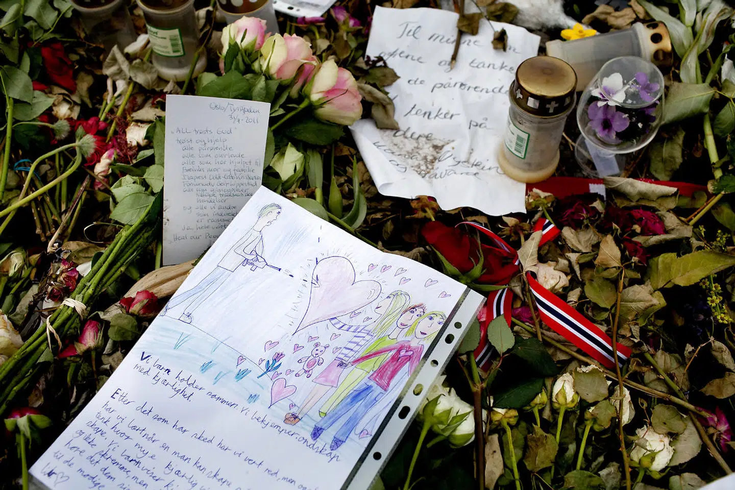 Ved en mindelund tæt på kysten nær sejlruten til Utøya havde befolkningen i Norge lagt blomster og kort til de mennesker, der mistede livet den 22. juli 2011.