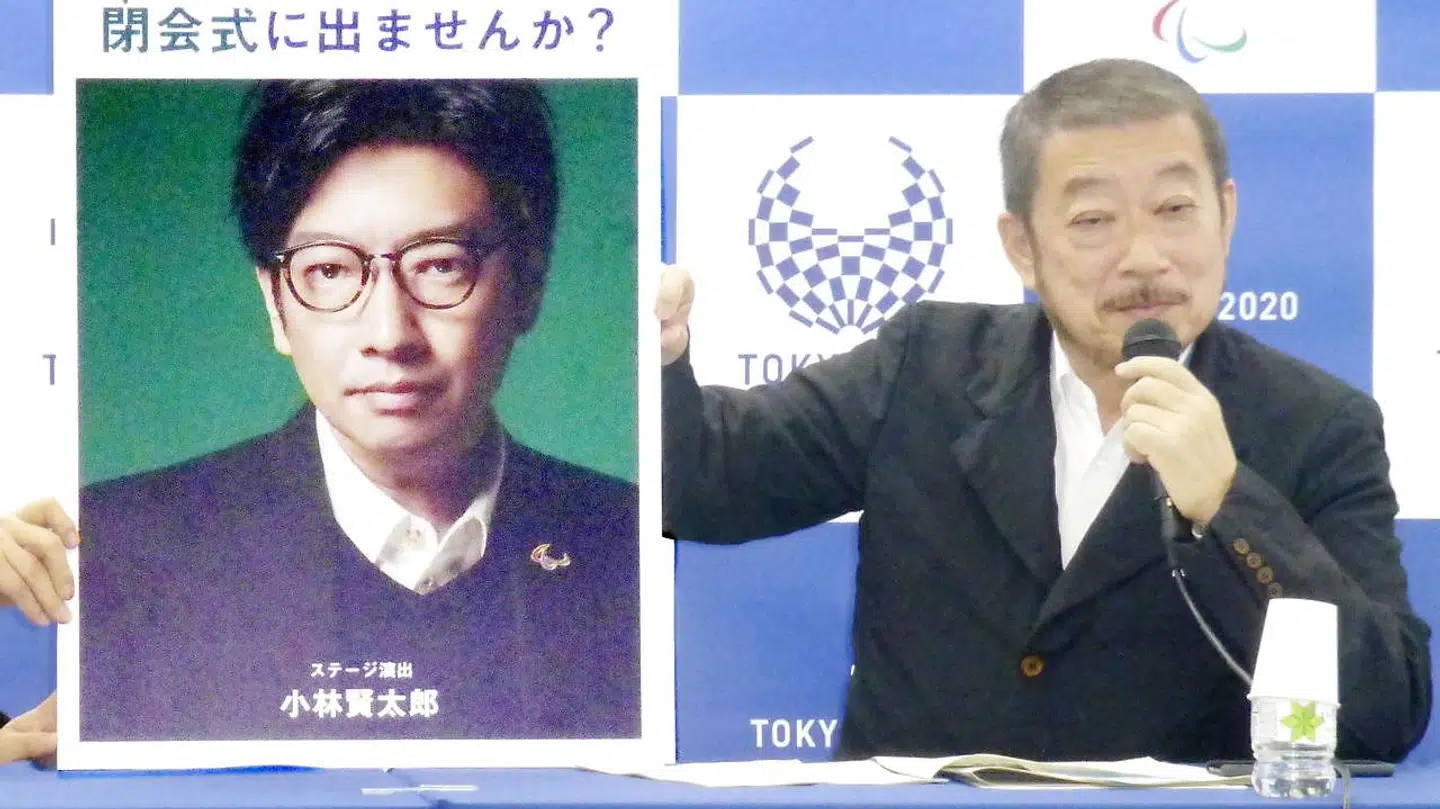 Kentaro Kobayashi (til venstre) er blevet fyret dagen før åbningsceremonien, som han var ansvarlig for.