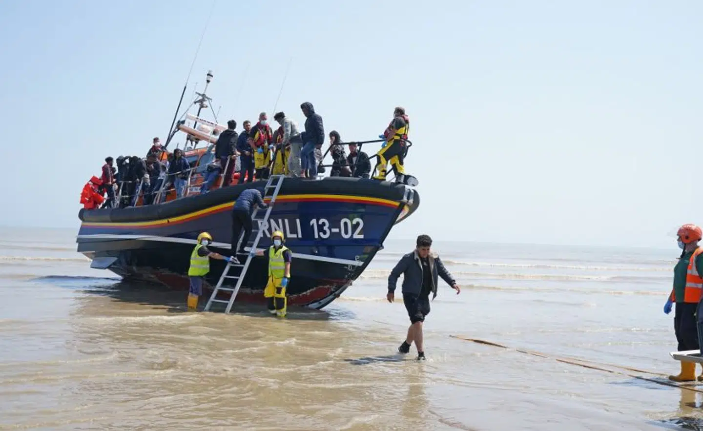 Flygtninge ankommer til den engelske kyst ved Dungeness. Næste 500 ankommer lige nu dagligt fra den franske kyst