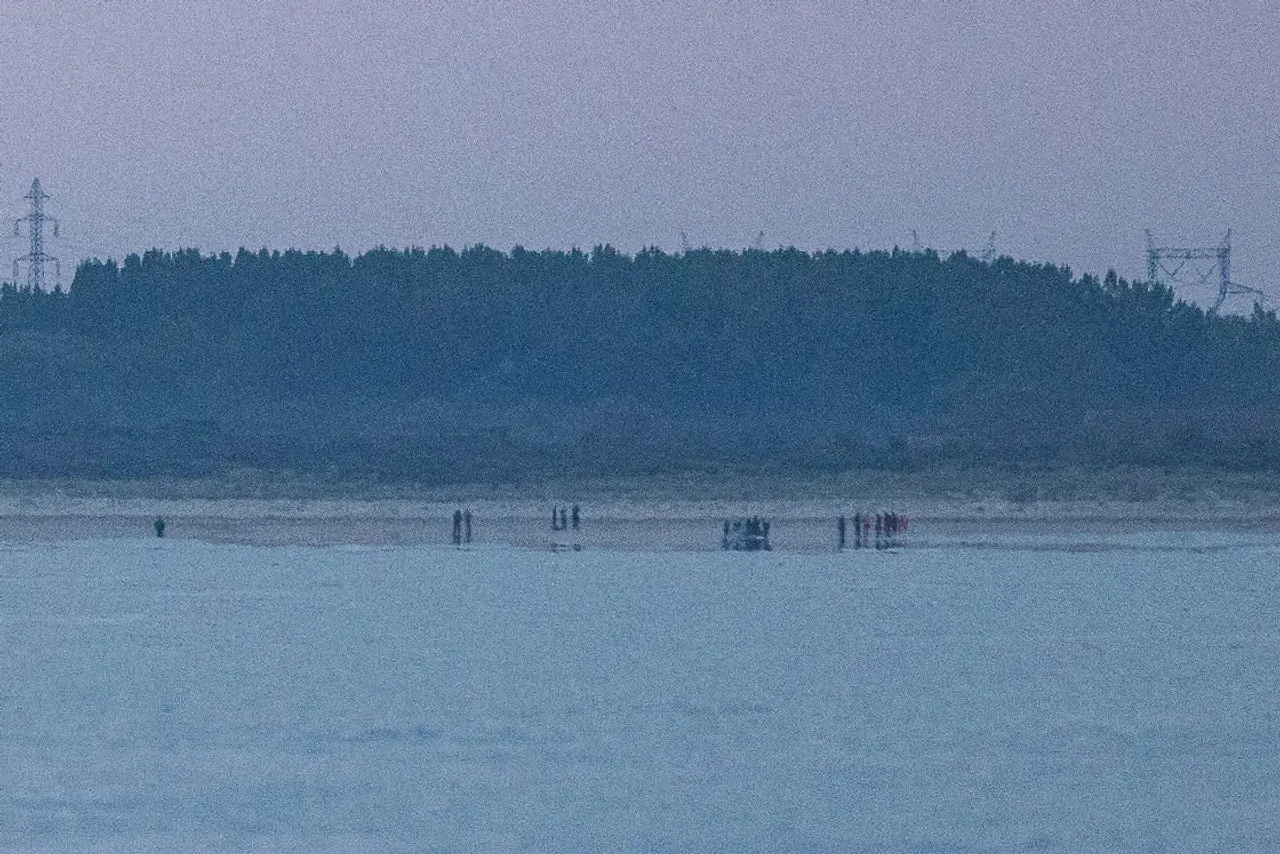 Menneskesmuglerne gemmer sig langs den franske kyst og sætter nu dagligt duinvis af små overfyldte både i vandet. Her stiger asylansøgere ombord i både ved den franske kyst