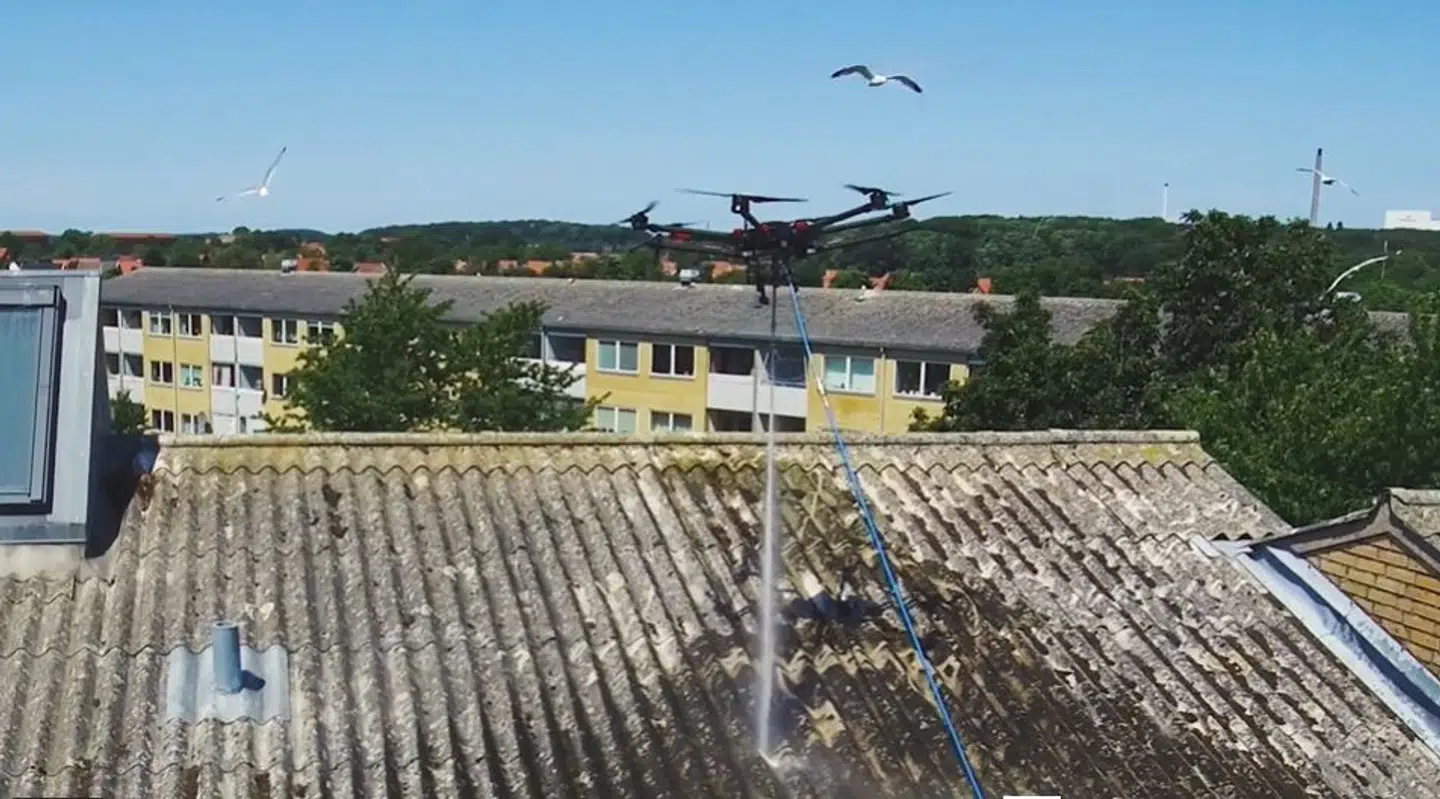 Dronen spuler mågereder væk fra taget. I begyndelsen forsøger de forvirrede måger at angribe dronen, men opgiver hurtigt igen. Mågerne laver dog nye reder, så snart dronen er forsvundet. Det er derfor en proces, som skal gentages.