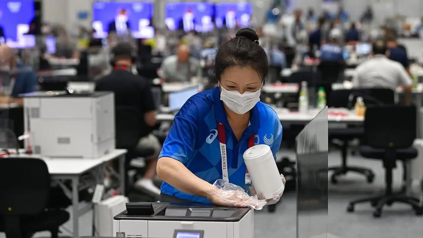 En hjælper holder styr på rengøringen i mediecentret ved OL i Tokyo.