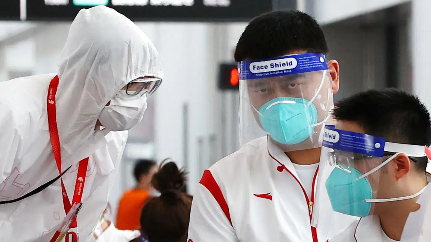 Den tidligere NBA-stjerne Yao Ming ankommer til Tokyos lufthavn og er i gang med karantæneprocessen, inden han kan komme ind i landet.