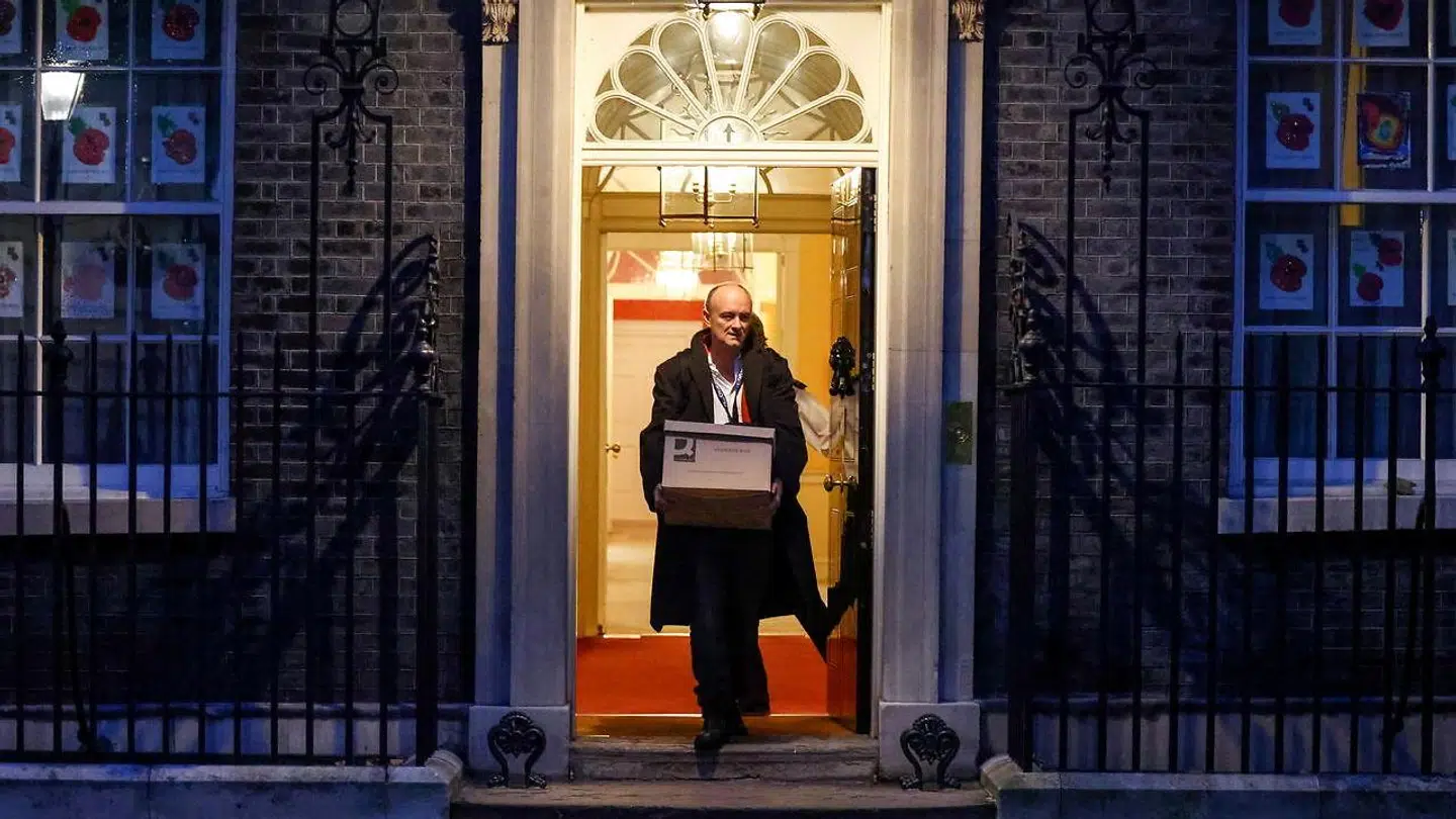 Dominic Cummings forlader Downing Street efter sin fyring.