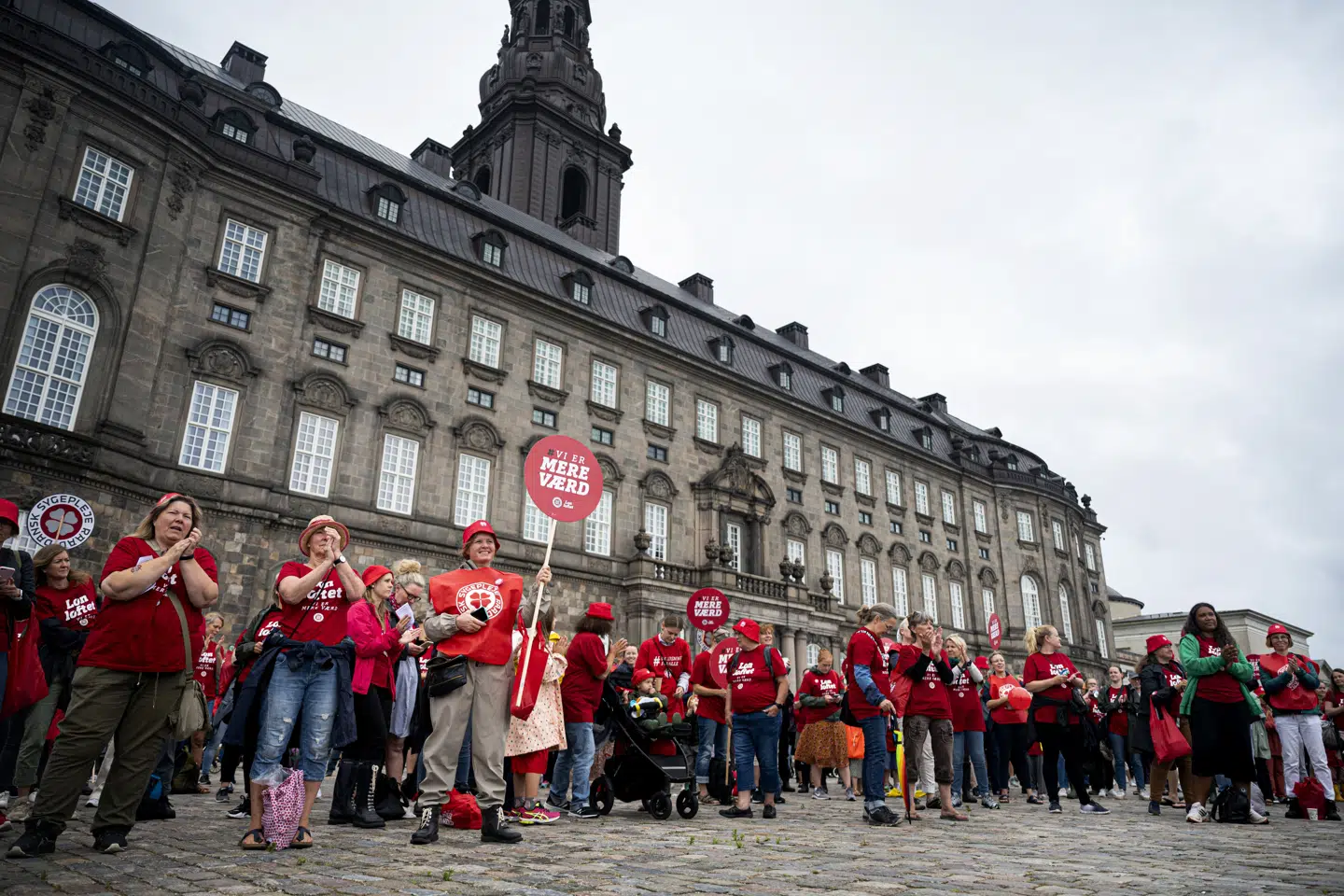 De strejkende sygeplejersker har blandt andet demonstreret på Christiansborg Slotsplads, siden strejken for ligeløn begyndte 19. juni. (Arkivfoto). Ida Guldbæk Arentsen/Ritzau Scanpix