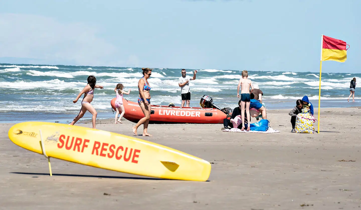 Livredderflaget i blæst på stranden ved Trygs livreddertårn på Løkken Strand , tirsdag den 21. juli 2020.. (Foto: Henning Bagger/Ritzau Scanpix)