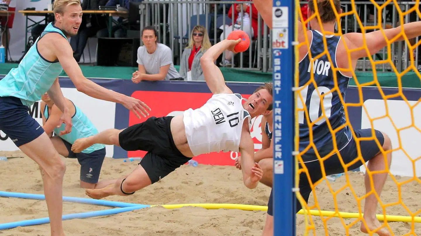 Mændene må til gengæld gerne spille i shorts.