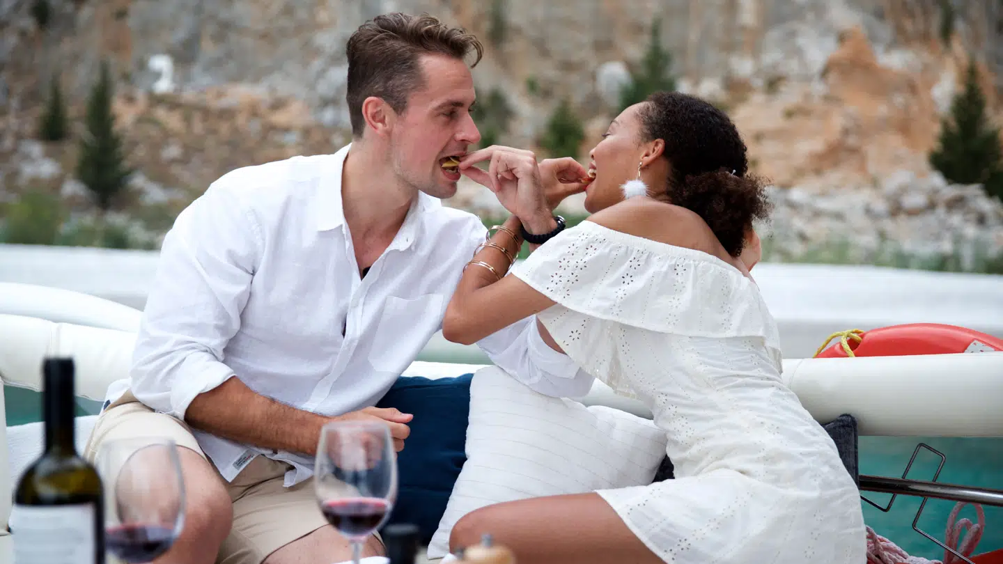 Casper Berthelsens første date i 'Bachelor' var med Michaela Nielsen, der aftenen forinden havde vækket hans nysgerrighed ved at låse sig fast til ham med håndjern.
