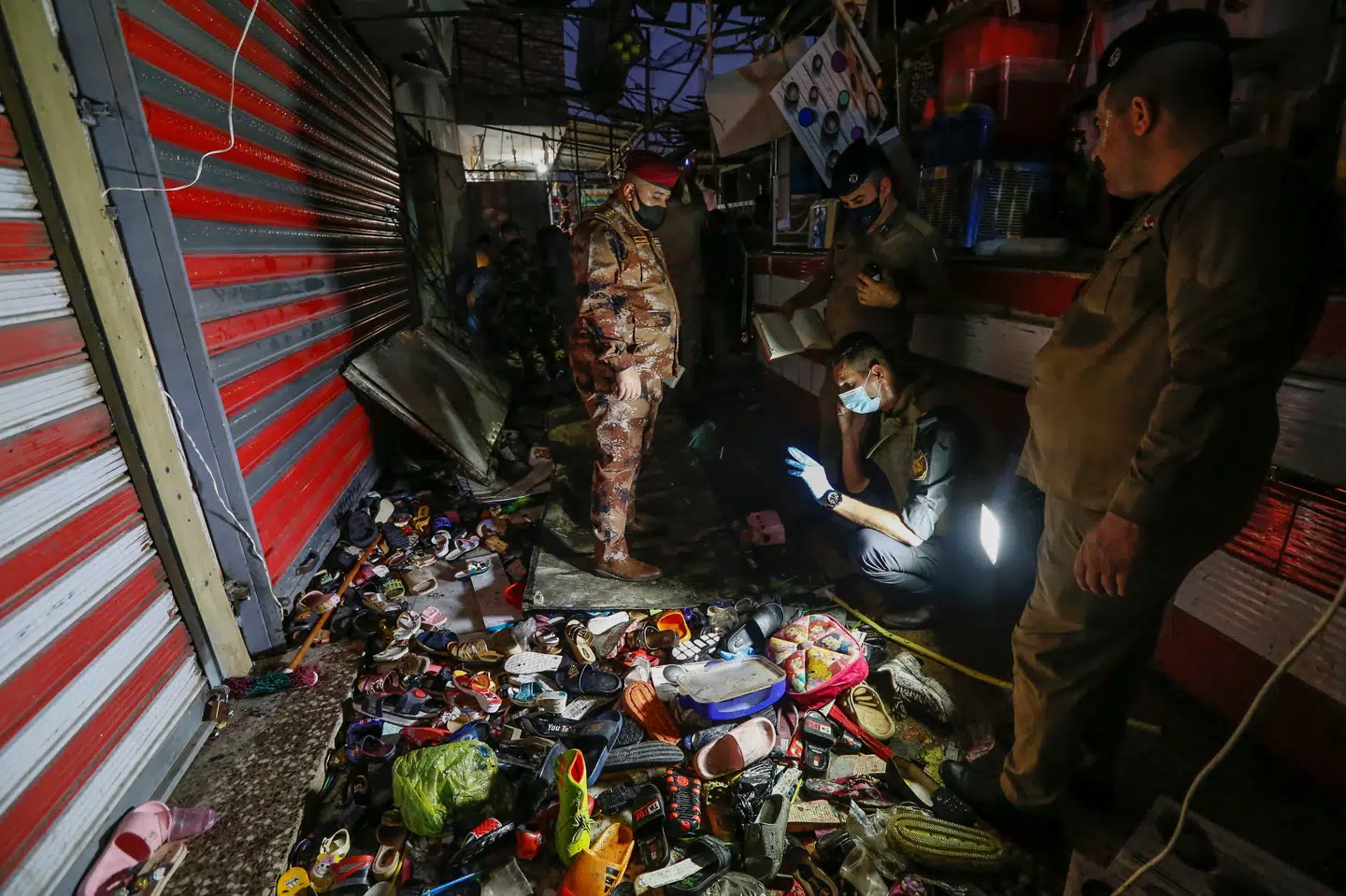 Mindst 18 personer er døde, og flere er kommet til skade efter et bombeangreb i Bagdad mandag.