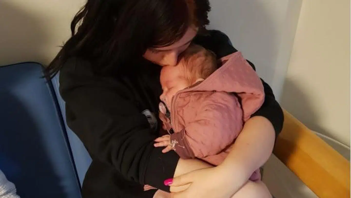 Camilla og Melina fotograferet på Bagsværd Observationshjem, hvor de var anbragt efter fødslen (Privatfoto)