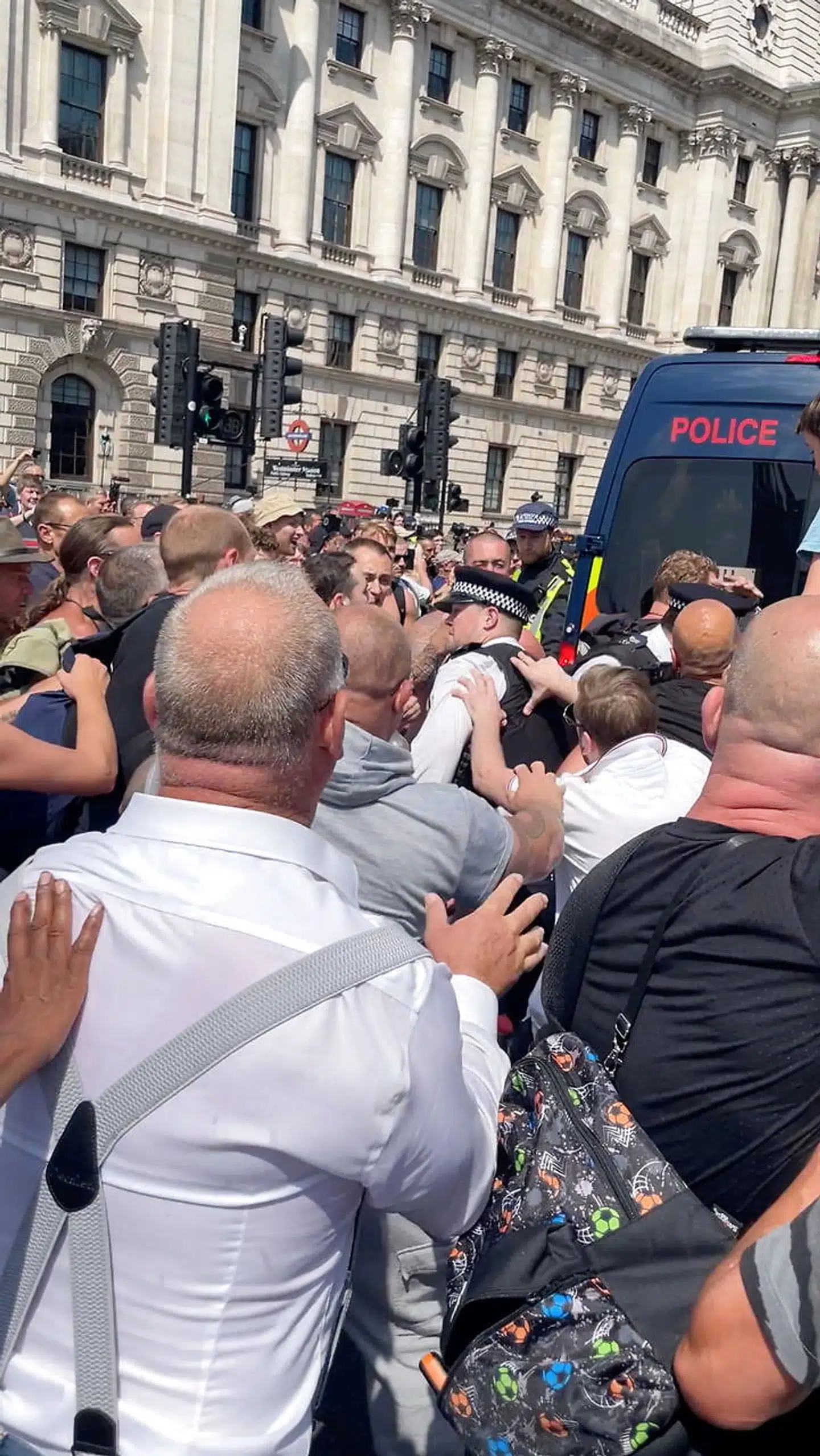 Demonstranter i håndgemæng med politiet i London i dag. Stor uenighed omkring Freedom Day.