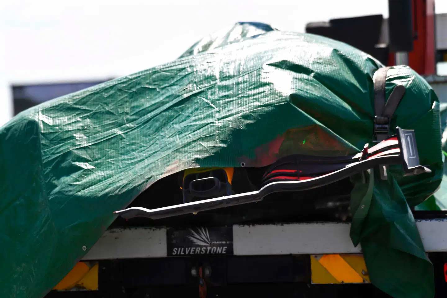 Max Verstappens knuste Red Bull-Honda på vej tilbage til paddocken.