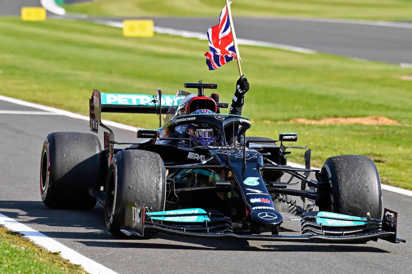 Lewis Hamilton med det britiske flag på æresrunden efter løbet i Silverstone.