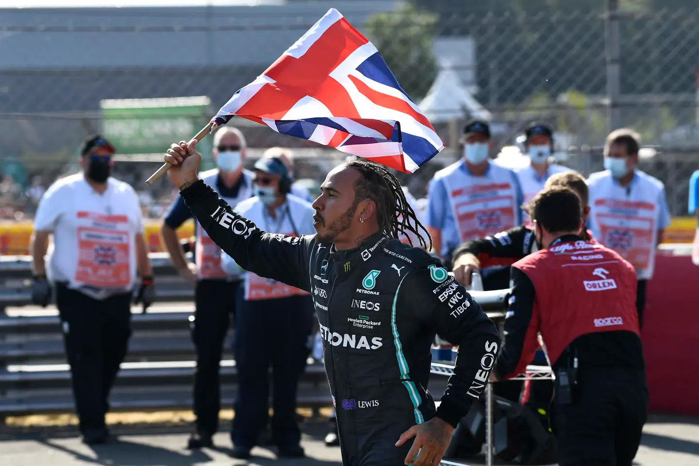Lewis Hamilton fejrer sin ottende sejr i det britiske grandprix.