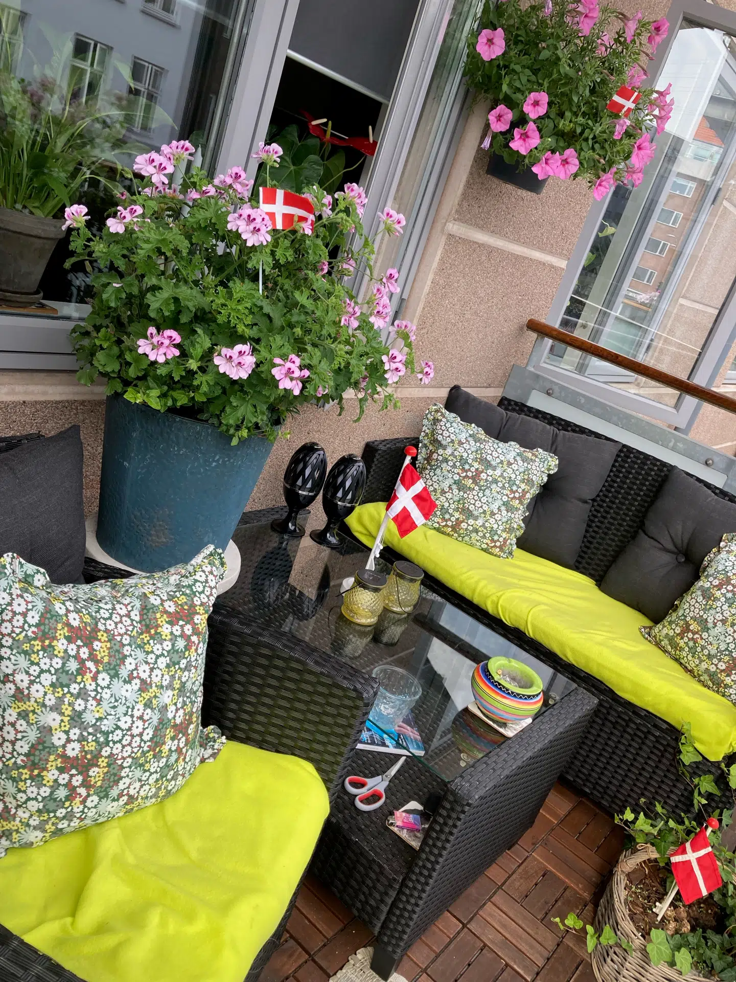 Fejringen af kommunens afgørelse kan man stadig se på Benjamin Andresens altan.