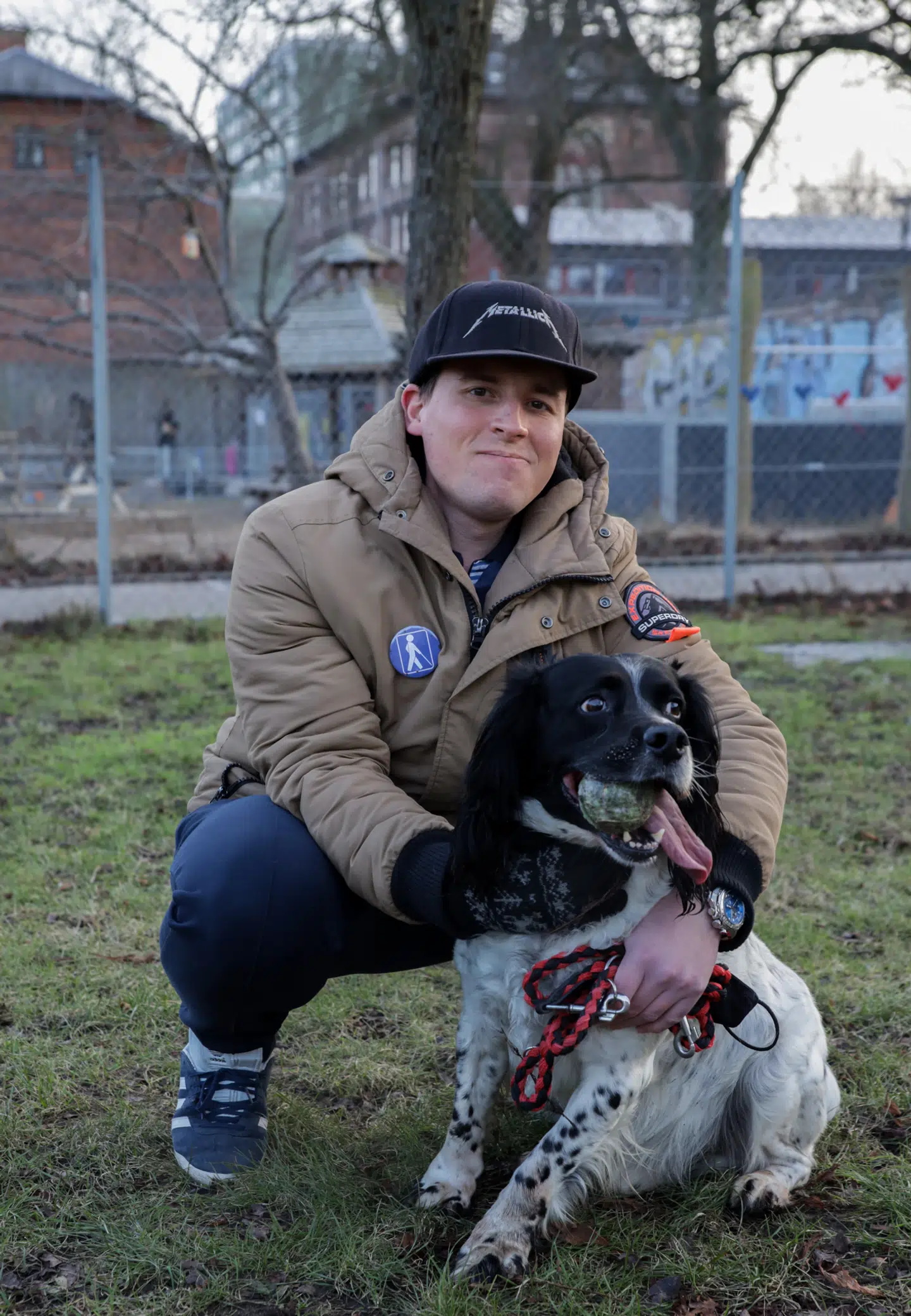 Det er hunden Holger, som i særdeleshed giver Benjamin energi til at stå ud af sengen hver morgen. Hvis Benjamins smerter tillader det, går han med Holger tre gange om dagen.