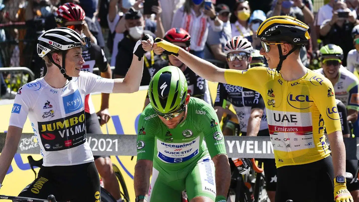 Godt gået! Jonas Vingegaard og Tadej Pogacar lykønsker hinanden på Tourens sidste etape.
