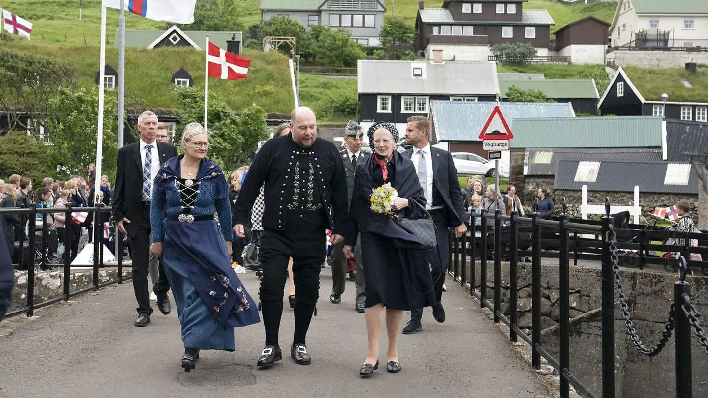 Her besøger Dronningen Mýruverkið (et pumpekraftværk) i Vestmanna på Færøerne.