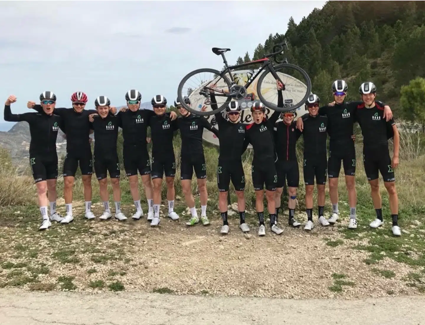 Jonas Vingegaard (rytteren til højre, som holder cyklen) på træningstur.