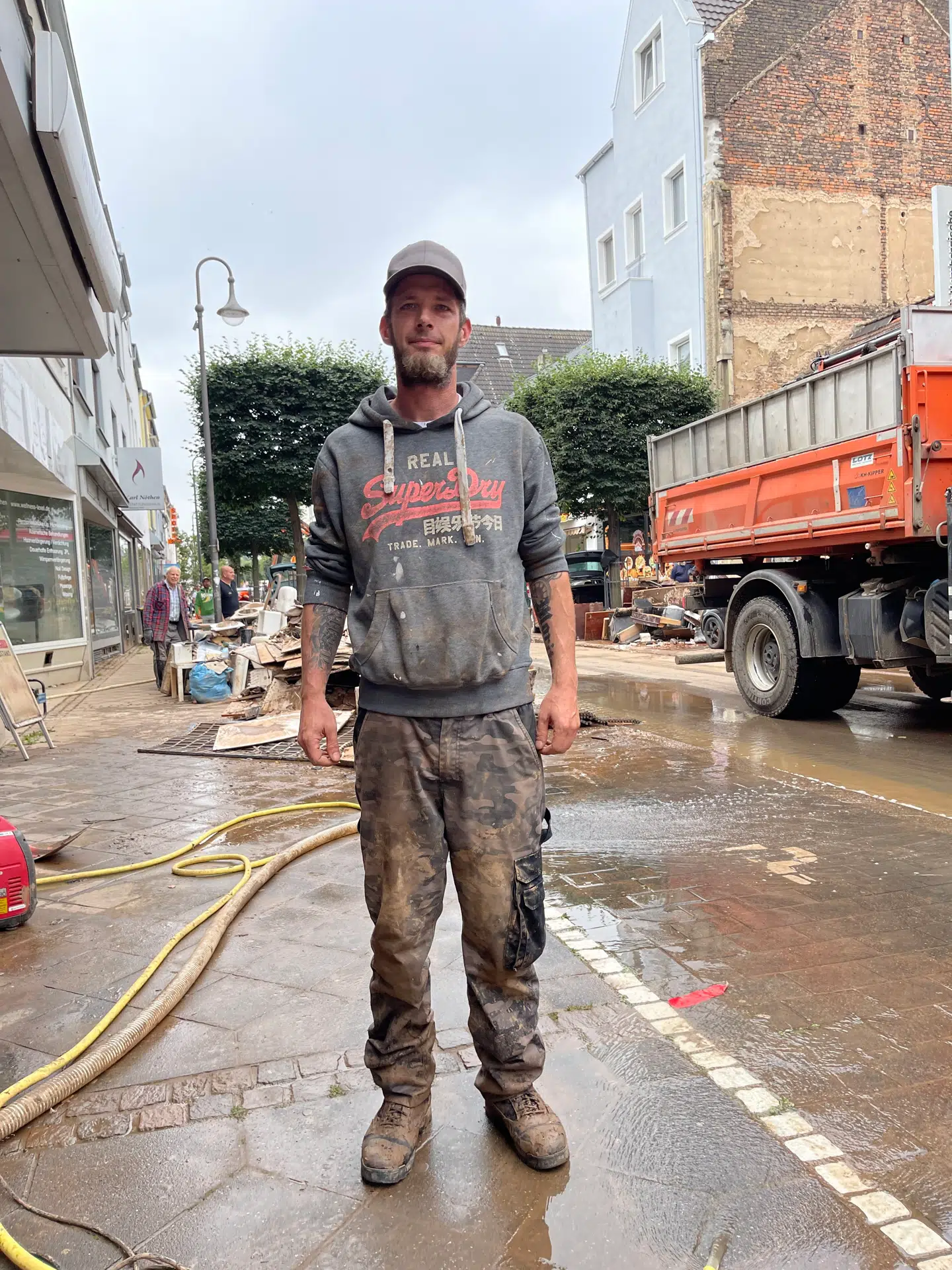 Torsten Zieger har knoklet i mere end et døgn i byen Euskirchen. Nu beder han udlandet om hjælp.