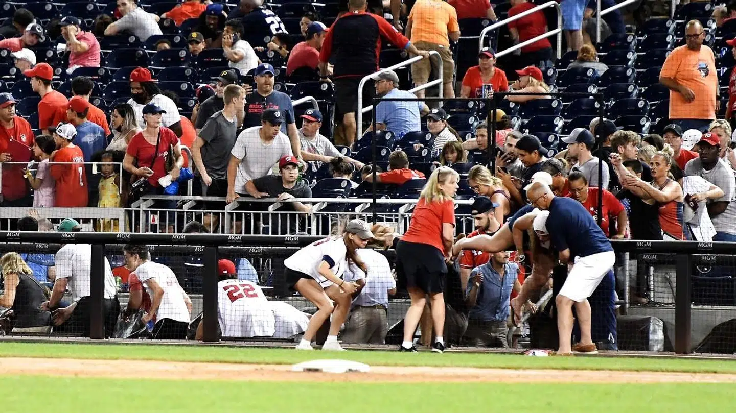 Tilskuere måtte søge ly på banen.