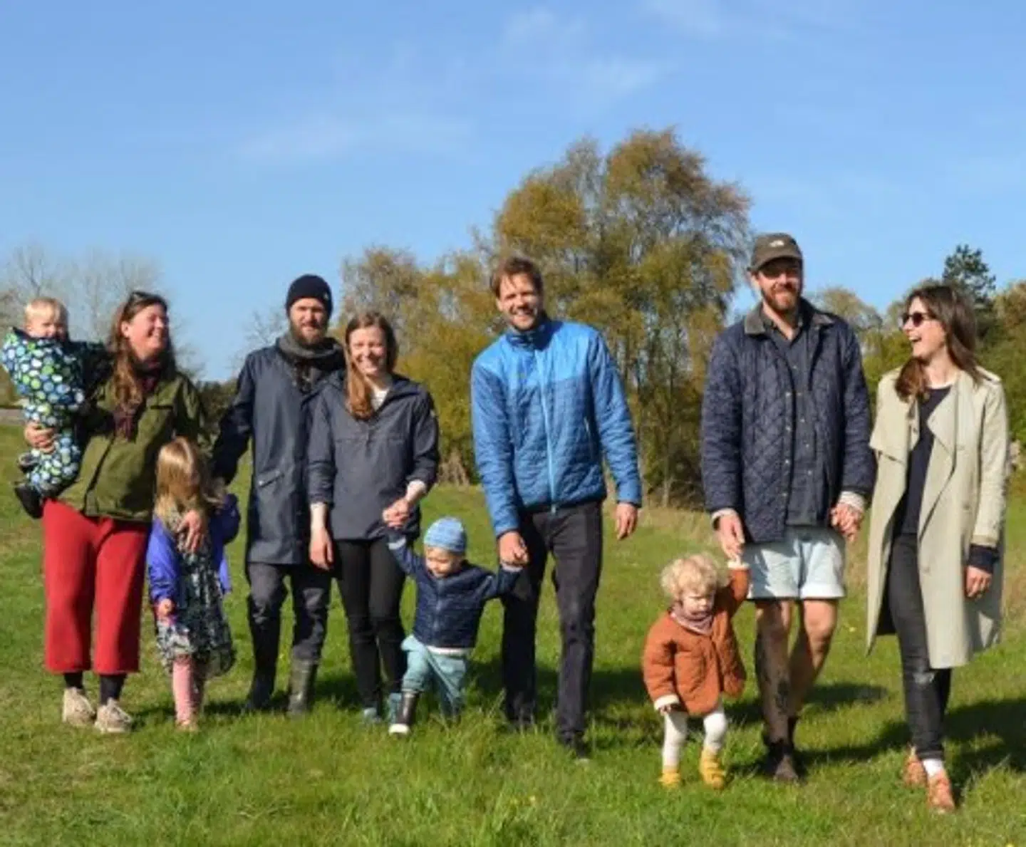 Avernakø, som har lige godt 100 fastboende, har i løbet af det seneste år fået en tilvækst på 13 nye borgere. Ikke mindst tre nye børnefamilier. Fra venstre Anne og Gustav Killander med børnene Vegard og Gerda, Laura Bjerre og Emil Birkemose med sønnen Vitus og Rune og Tine Kjær-Strange med datteren Ellinor.Foto: Lene Halmø Terkelsen