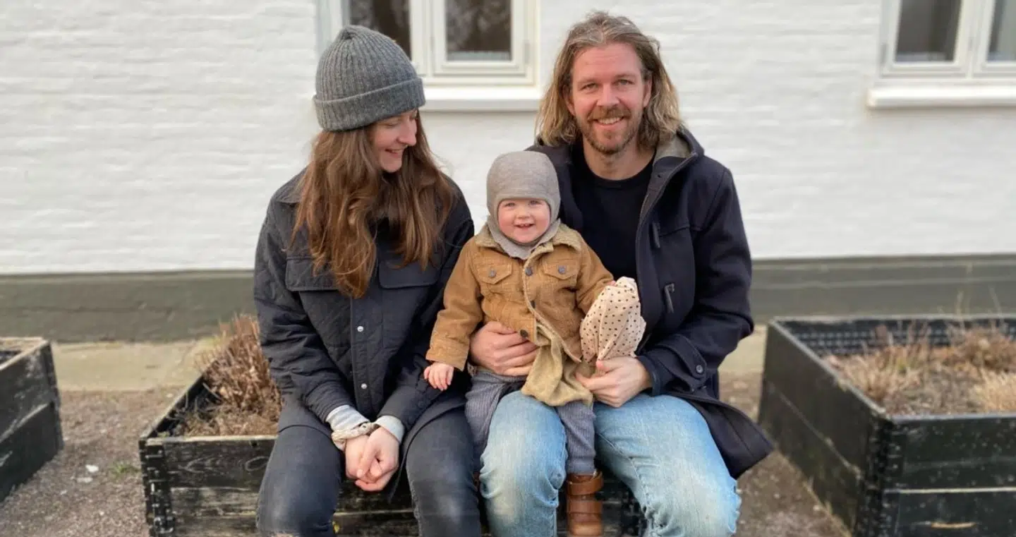 »Vi er helt vildt glade for at bo på Avernakø. En gang imellem kan man jo godt tænke, om der er noget, der mon kunne være endnu federe. Men jeg kan ikke se, hvad det skulle være. Jeg tror ikke, vi kan få den samme tilværelse andre steder. Det skulle da lige være på en af de andre småøer,« siger 38-årige Rune Kjær-Strange; her med sin kone Tine og Ellinor på knap to år.Foto: Privat