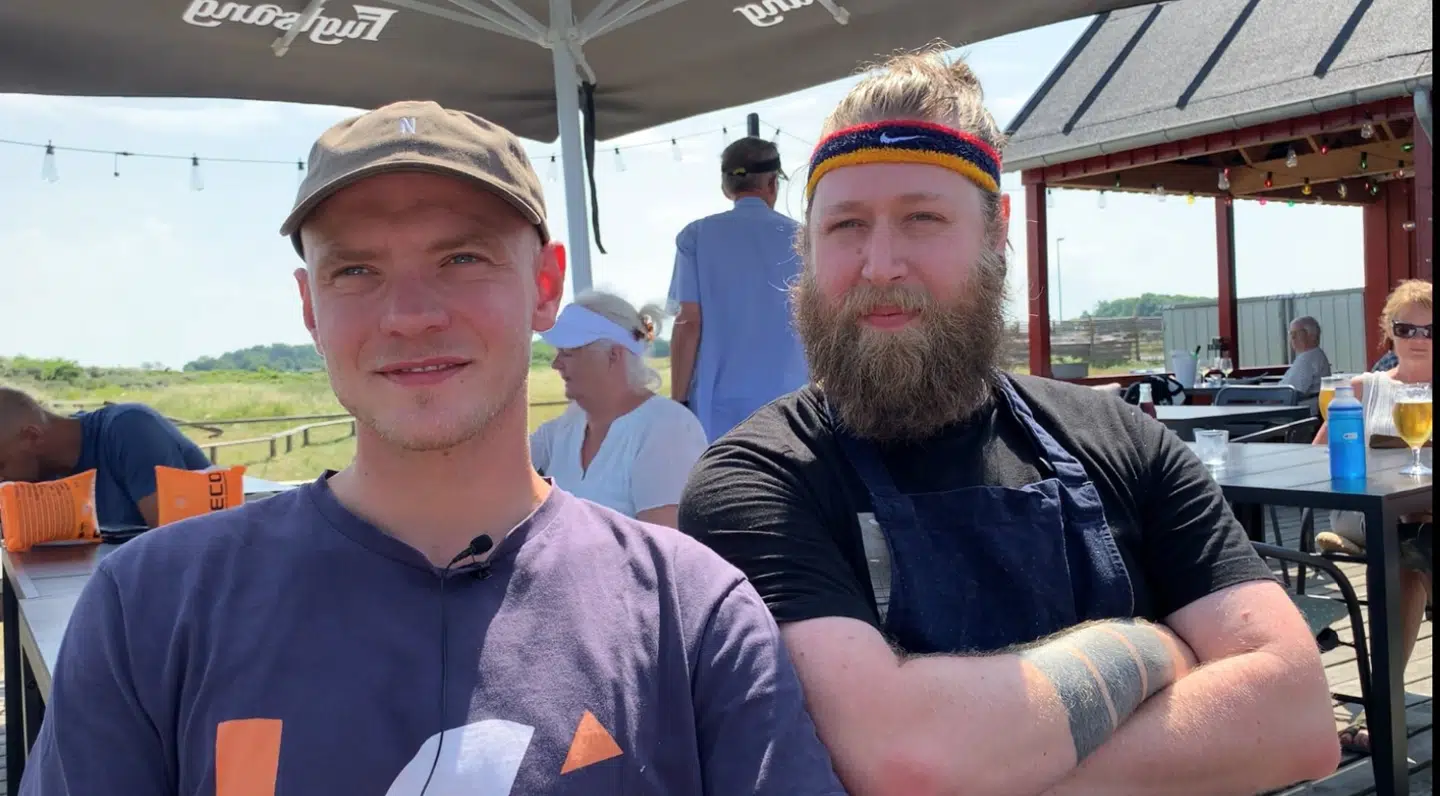 Oskar Emil Olsen og Stephan Fiskers driver sammen Avernakø Havnecafé.Foto: Jens Anton Havskov