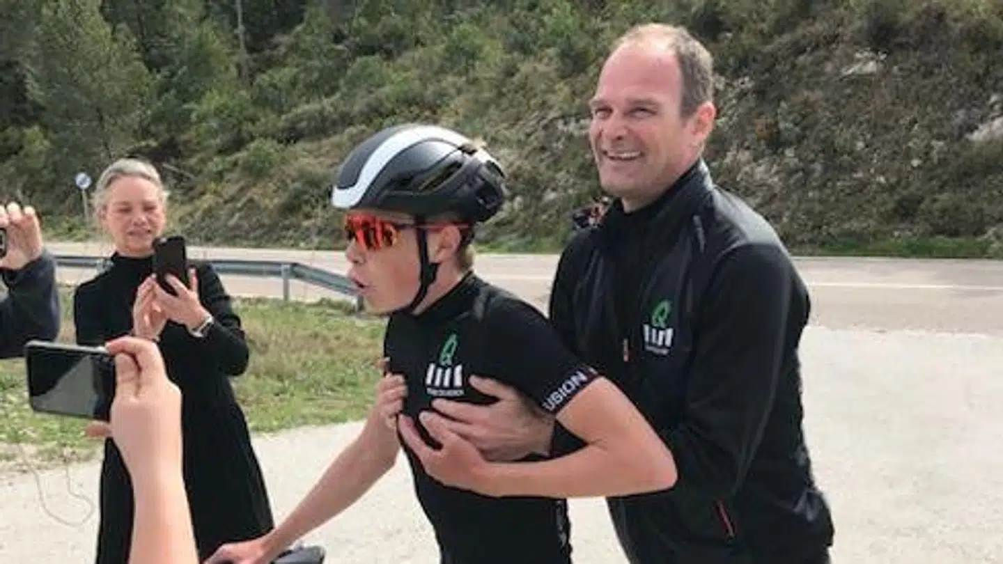 Christian Andersen omfavner Jonas Vingegaard, efter den unge dansker i 2018 slår rekorden på Coll de Rates-stigningen i det sydøstlige Spanien.