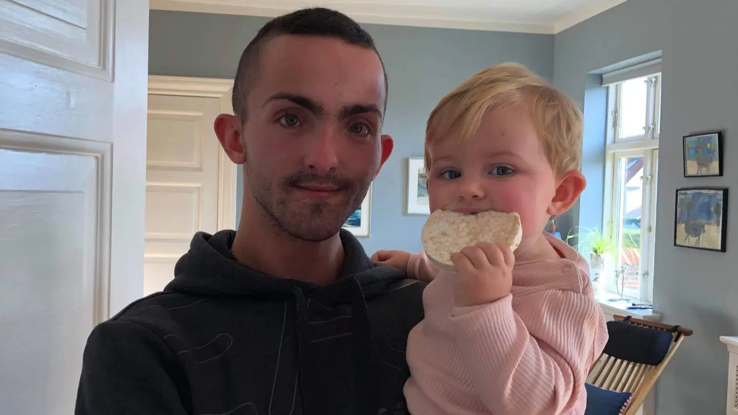 Melina fotograferet sammen med sin far til et samvær hos plejefamilien. (Privatfoto)