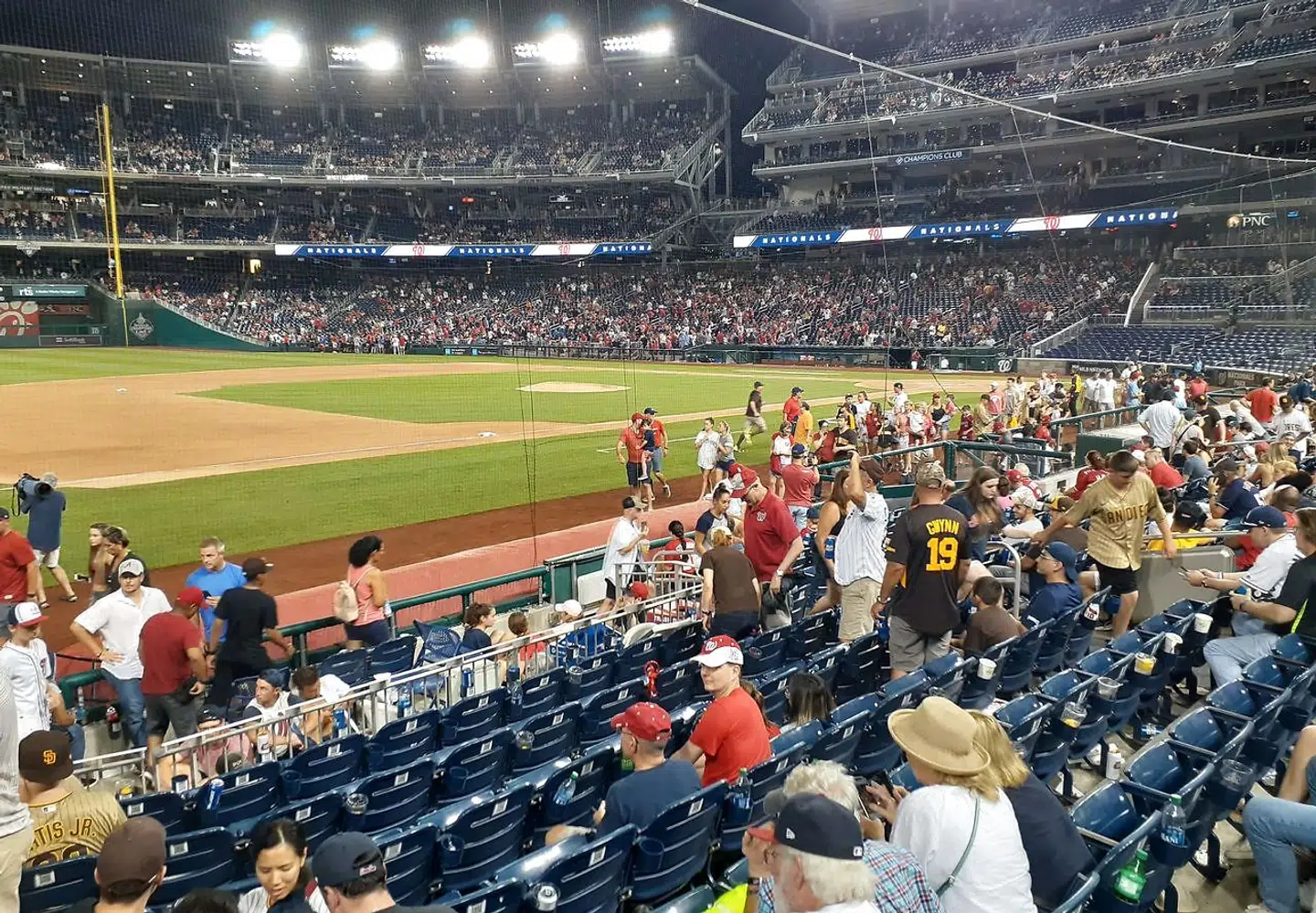 Stor forvirring brød ud blandt publikum, da skuddene blev affyret foran stadion.