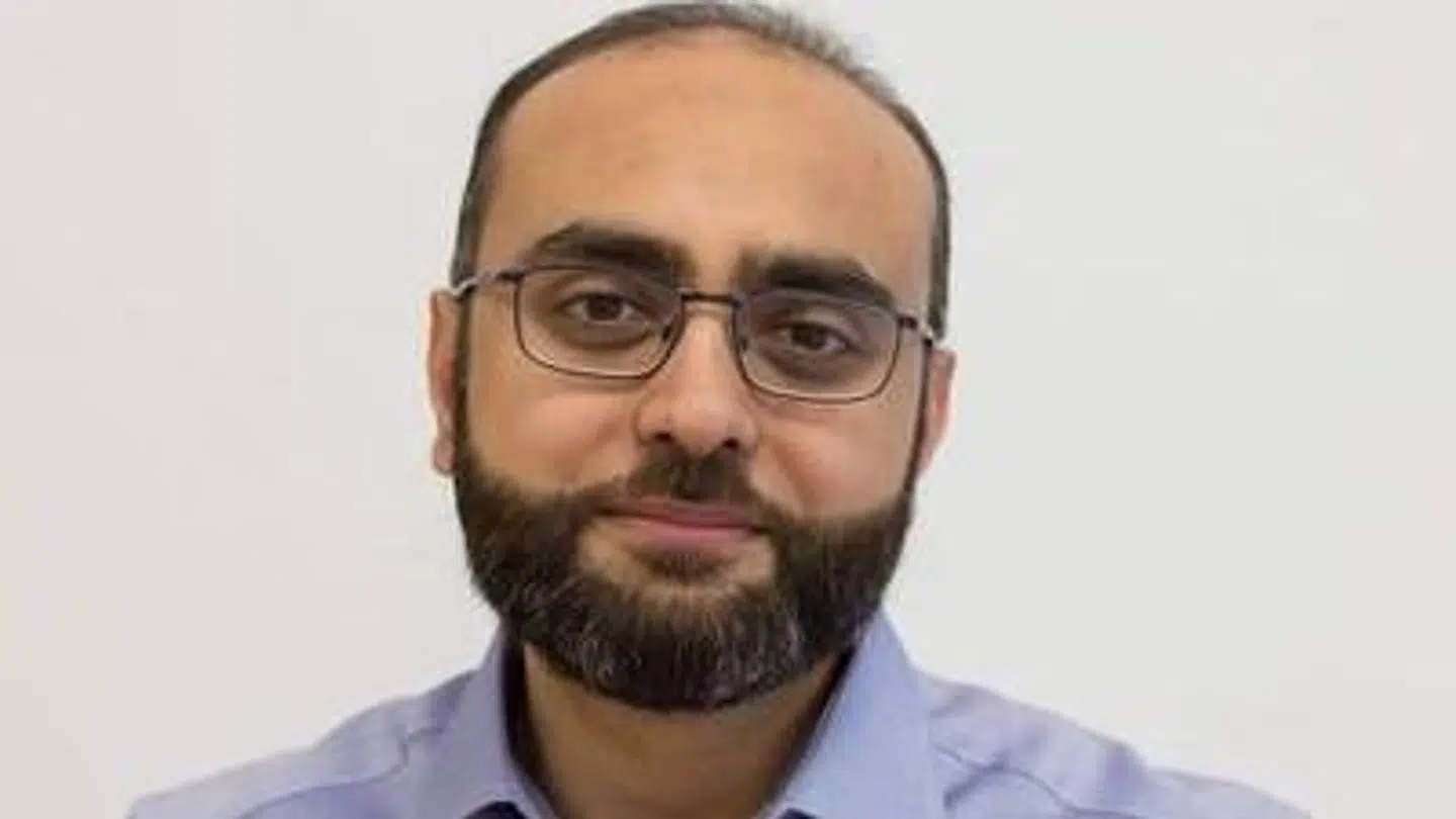 Urfan Ahmed er læge i Avedøre og bor selv i Ishøj, så derfor bevæger han sig i de områder, hvor coronasmitten er størst. Foto: Privat